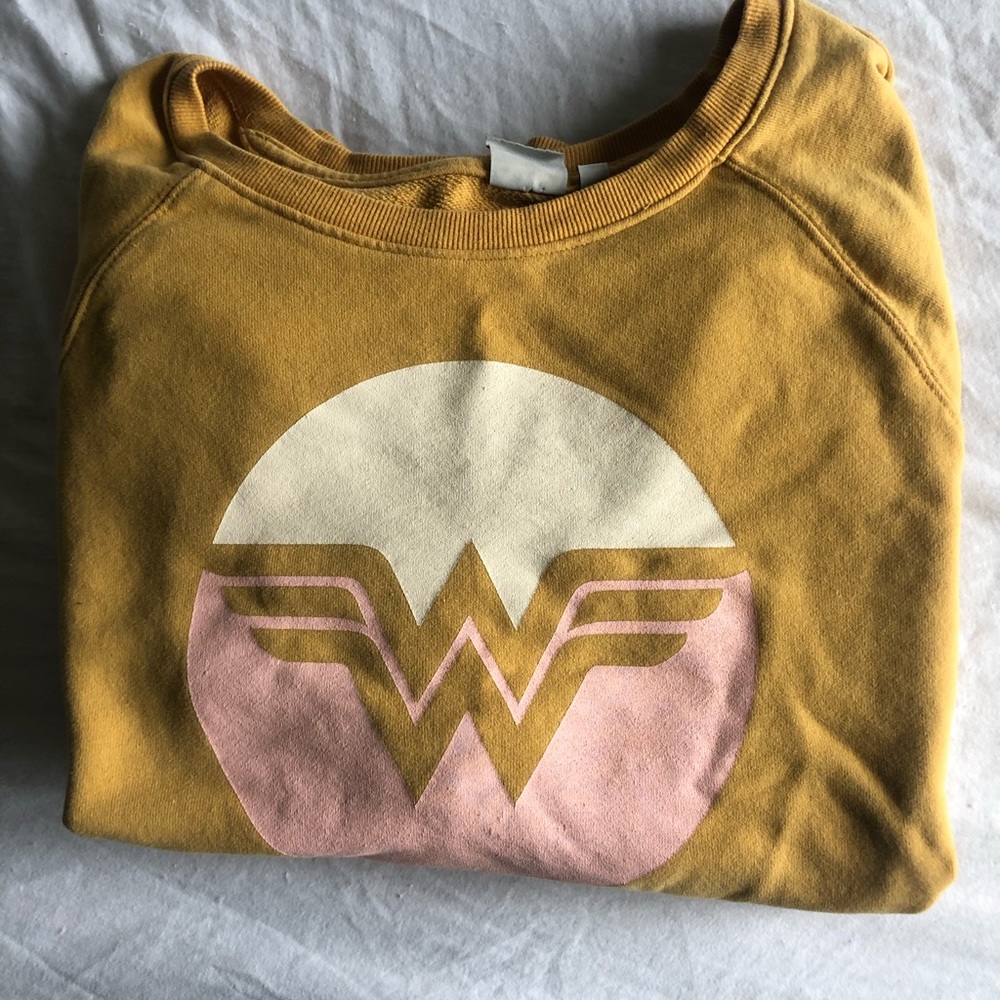 Adorable wonder women sweatshirt.